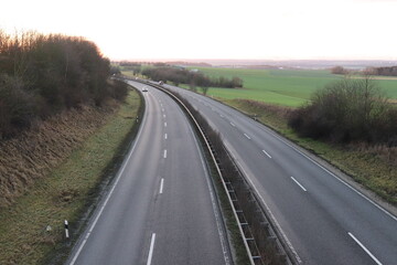 Schnellstraße abends.