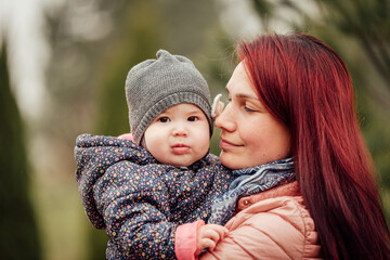 Obraz premium Mother and daughter having fun in the park
