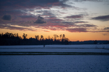 Naklejka premium Wunderschöne Aufnahme der Winterlandschaft beim Sonnenuntergang mit schönen Reflektionen im Wasser