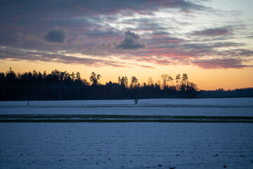 Naklejka premium Wunderschöne Aufnahme der Winterlandschaft beim Sonnenuntergang mit schönen Reflektionen im Wasser