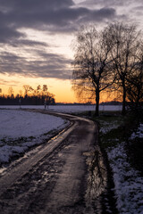Wundersch&ouml;ne Aufnahme der Winterlandschaft beim Sonnenuntergang mit sch&ouml;nen Reflektionen im Wasser