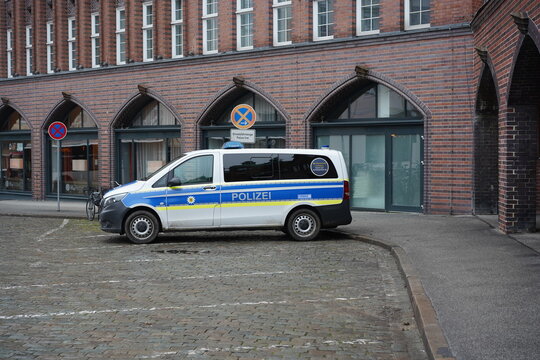 Bundespolizei, Polizeitransporter am Hauptbahnhof in L&uuml;beck am 13.01.2022