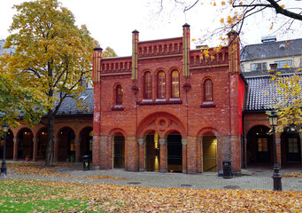 Obraz premium Facade of a building with a red facade that is being restored