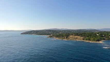 Fototapeta premium survol de la presqu'ile de Saint-Tropez dans le var, Provence et sud de la France