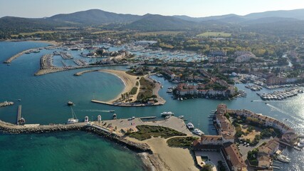 survol de port-grimaud dans le var, cote d'azur sud de France