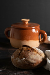 pane fatto in casa con pentola in terracotta