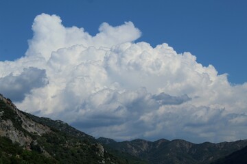 Obraz premium Dense white clouds in a blue sky