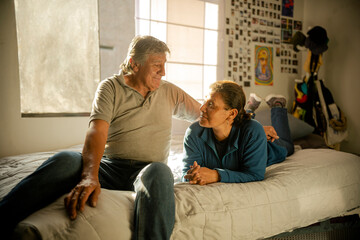 Obraz premium Pareja de esposos maduros mirándose con amor en su habitación 