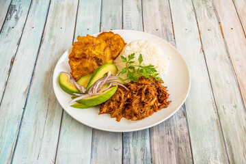 The old clothes, is a preparation based on shredded meat, specifically the beef skirt with avocado, white rice and banana