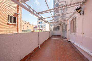 Lookout terrace formed with white aluminum and covered with glass slabs