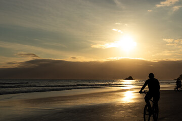 Obraz na płótnie Canvas pôr-do-sol na praia no verão nas férias