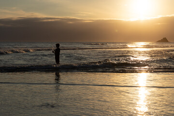 p&ocirc;r-do-sol na praia no ver&atilde;o nas f&eacute;rias