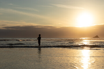 p&ocirc;r-do-sol na praia no ver&atilde;o nas f&eacute;rias