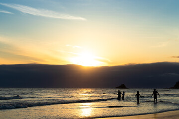 Fototapeta premium pôr-do-sol na praia no verão nas férias