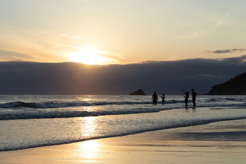 Fototapeta premium pôr-do-sol na praia no verão nas férias