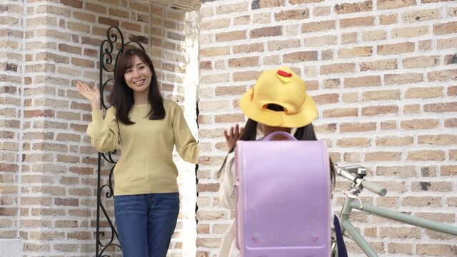 通学を見送るお母さん