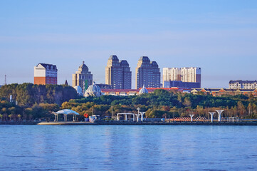 Obraz premium Russian-Chinese border along the Amur River. View from the embankment of the city of Blagoveshchensk, Russia to the city of Heihe, China. A mixture of architectural styles.