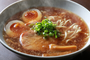 湯気の上がるシズル感のあるラーメン
