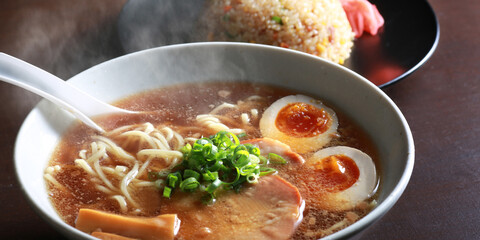 湯気の上がるシズル感のあるラーメン