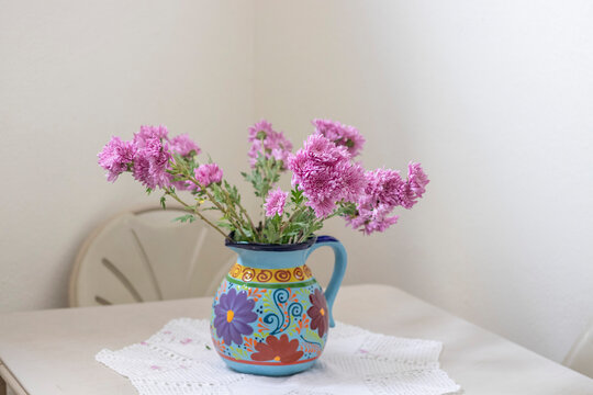 Jarron de flores sobre mesa 