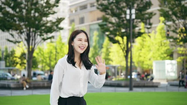 待ち合わせする女性