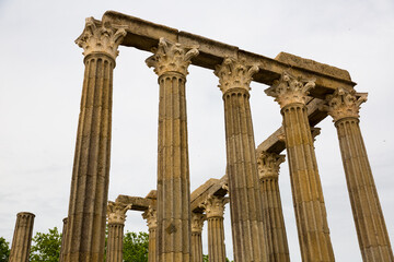 Obraz premium Closeup of decorative capitals of corinthian columns of ancient Roman Temple remnants in historic Evora, Portugal