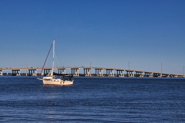 Obraz premium Enjoying a sunny winter day in Eau Gallie Florida on the waterfront