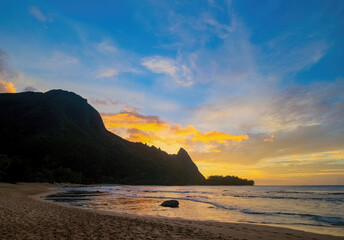 Sunset over Tunnels Beach on Kauai Island of Hawaii - obrazy, fototapety, plakaty