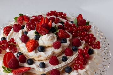 Pavlova cake with fresh berries