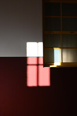 洋館の窓からの光