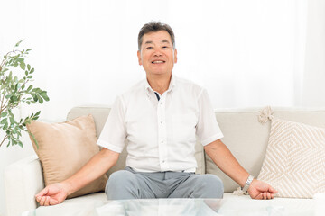 家にいる高齢者の男性（深呼吸）
