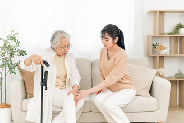 高齢者の女性と若い女性（介護・痛い）
