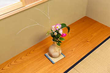 和室の床の間に飾られた生け花