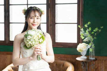 ウェディングドレスを着た花嫁