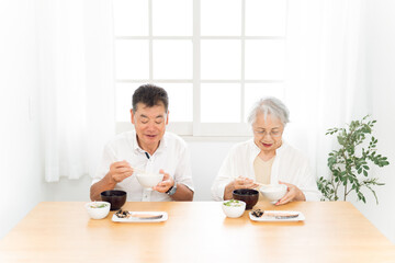 食事する高齢者の男女
