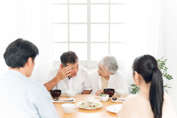 食事中に体調不良になる高齢者（困る）
