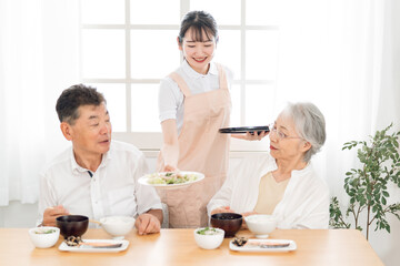 Fototapeta na wymiar 高齢者の食事を運ぶ女性（栄養士・配膳） 