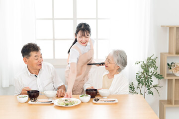 Obraz na płótnie Canvas 高齢者の食事を運ぶ女性（栄養士・配膳） 