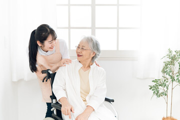 介護士と高齢者女性
