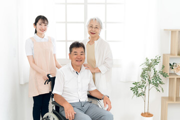 Fototapeta premium 介護士と老夫婦 