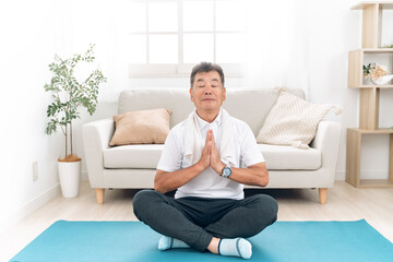 Fototapeta premium 家でヨガをする男性（瞑想） 