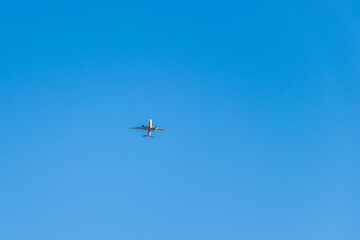 真っ青な空と白い飛行機