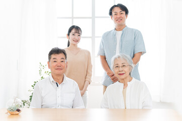 二世帯家族（カメラ目線）
