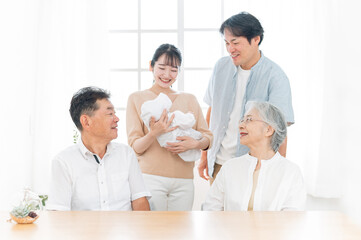 老夫婦と若い夫婦（里帰り出産）
