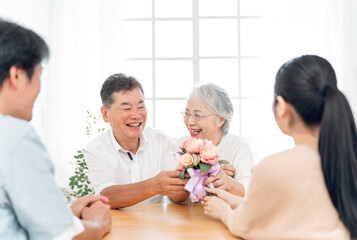花をプレゼントさせる高齢者夫婦
