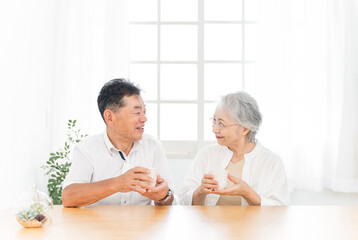 テーブルに座る高齢者夫婦（お茶）
