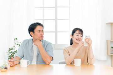 女性のスマホをのぞく男性（怒る）
