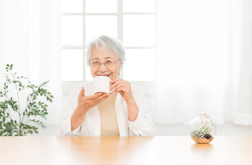 コーヒーを飲む高齢者女性
