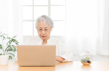 パソコンを使う高齢者女性（困る）
