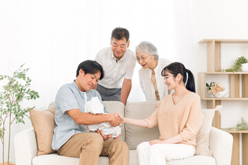 Obraz premium 老夫婦と若い夫婦（里帰り出産） 